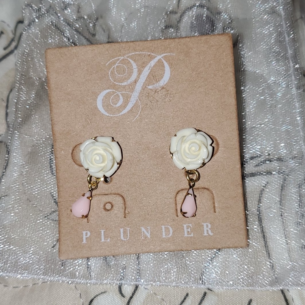Beautiful Plunder Earrings NWOT